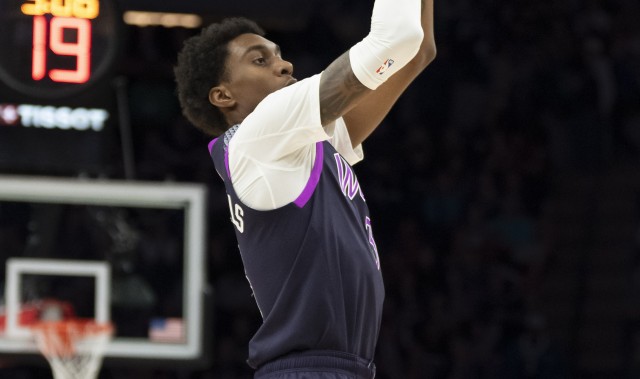 开云体育网址-今天相当准！麦克丹尼尔斯半场6中6得17分 三分4中4&amp;上演空接暴扣