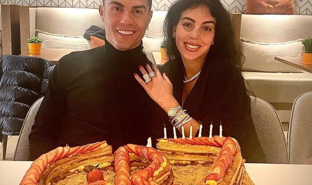 开云体育APP-C罗37岁生日 乔治娜送他凯迪拉克凯雷德豪车！