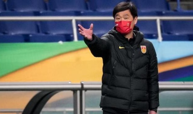 开云体育官网-4战仅侥幸拿1分 李霄鹏保守打法还不如李铁？